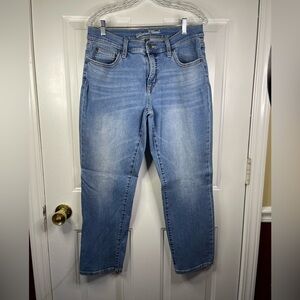 Universal thread mid rise, girlfriend,‎ crop jeans.